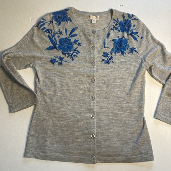 Garnet Hill Women’s 100% Merino Wool Crew Neck Button Up Cardigan Blue Roses XS - Picture 10 of 15